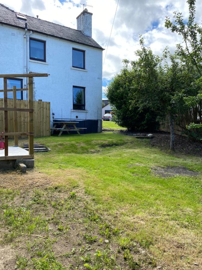 No 5 Newly Refurbished 4 Bedroom House Cononbridge Exterior foto